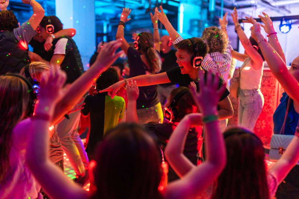 Dansende mensen in de silent disco van het H2O festival in Helmond.